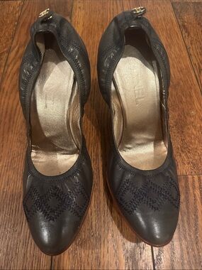 CHANEL Black Quilted Leather Round-Toe Heels with Gold CC Accent
